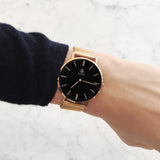 Reloj clásico negro - Color oro y correa metálica